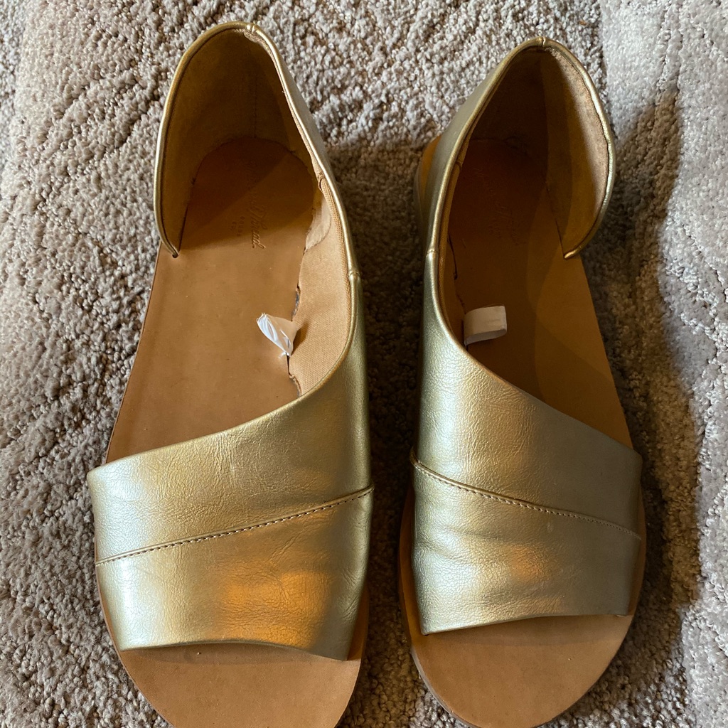 7.5 Universal Thread Sandals